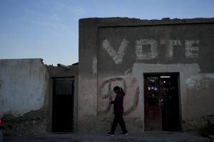 Una mujer pasa por delante de un edificio en San Antonio de los Cobres, Salta, Argentina, el martes 3 de octubre de 2023. En San Antonio de los Cobres, el candidato presidencial Javier Milei obtuvo el 60 por ciento de los votos en las primarias. Foto: Natacha Pisarenko, AP