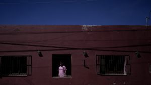 Elías Agustín Rivero posa en el restaurante de sus padres en el que trabaja en San Antonio de los Cobres, Salta, Argentina, el martes 3 de octubre de 2023. Rivero apoya al candidato presidencial Javier Milei en parte porque cree que con Milei como presidente se crearán más puestos de trabajo para la gente joven. Foto: Natacha Pisarenko, AP