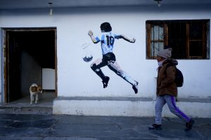 Una mujer camina por delante de un mural de la leyenda del fútbol argentino Diego Maradona, en San Antonio de los Cobres, Salta, Argentina, el martes 3 de octubre de 2023. En San Antonio de los Cobres, el candidato presidencial Javier Milei obtuvo el 60 por ciento de los votos en las primarias. Foto: Natacha Pisarenko, AP