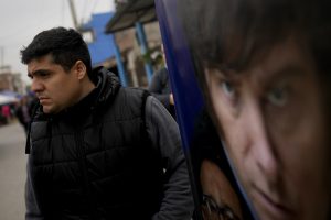 Rubén Dávalos, un seguidor del aspirante presidencial Javier Milei, hace campaña por su candidato en el barrio de Fiorito de Buenos Aires, Argentina, el sábado 23 de septiembre de 2023. Milei, un populista de derechas que admira a Donald Trump y que se ha hecho un nombre al proclamar contra la "casta política" en televisión, se encuentra como favorito para las elecciones presidenciales. Foto: Natacha Pisarenko, AP