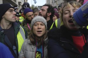 La activista ambiental Greta Thunberg grita consignas durante una protesta frente al Hotel Intercontinental, Londres, donde se realiza un foro de empresarios petroleros, martes 17 de octubre de 2023. La consigna del acto fue "Fuera el dinero petrolero". Foto: Kin Cheung, AP