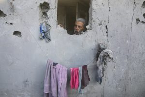 Un hombre palestino mira desde su casa dañada por ataques aéreos israelíes en Rafah, en el sur de la Franja de Gaza, el miércoles 18 de octubre de 2023. Foto: Hatem Ali, AP