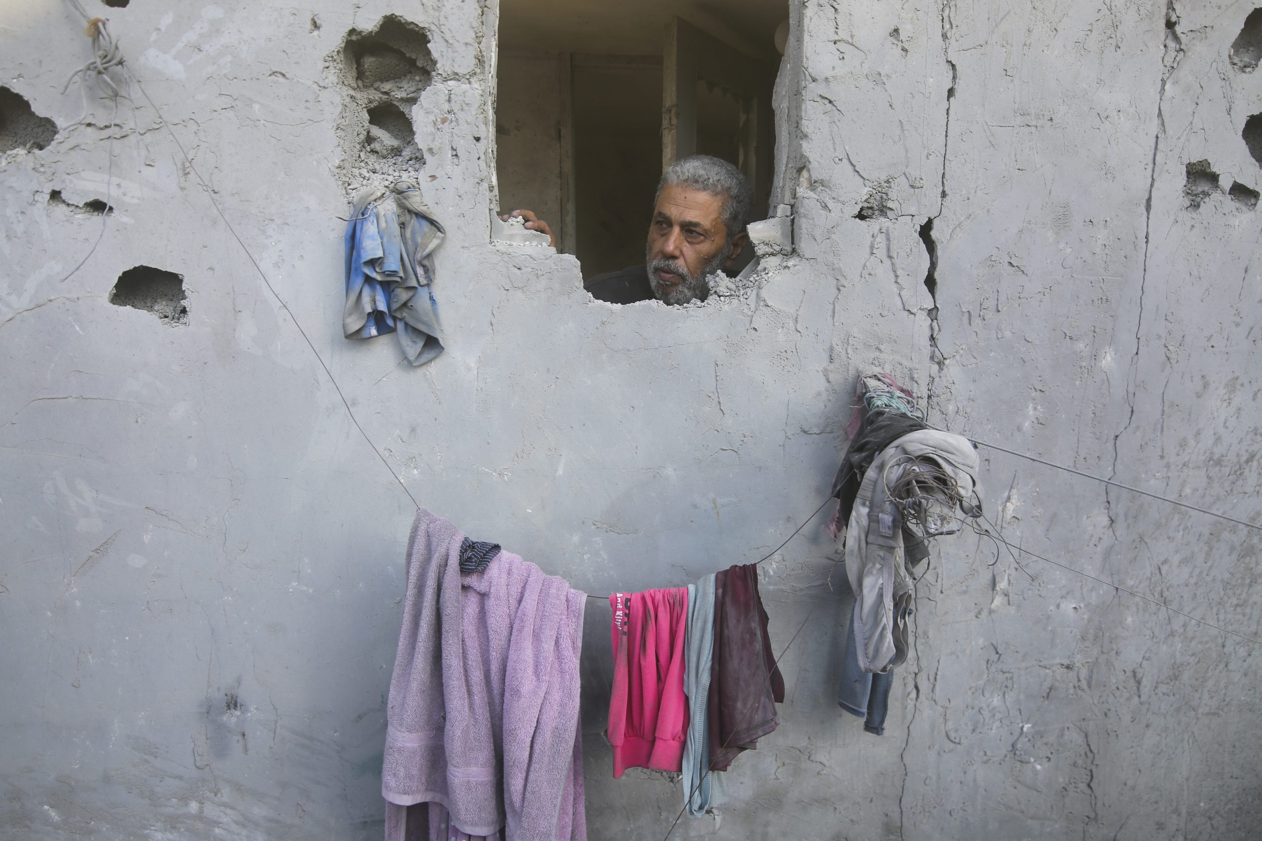 Un hombre palestino mira desde su casa dañada por ataques aéreos israelíes en Rafah, en el sur de la Franja de Gaza, el miércoles 18 de octubre de 2023. Foto: Hatem Ali, AP