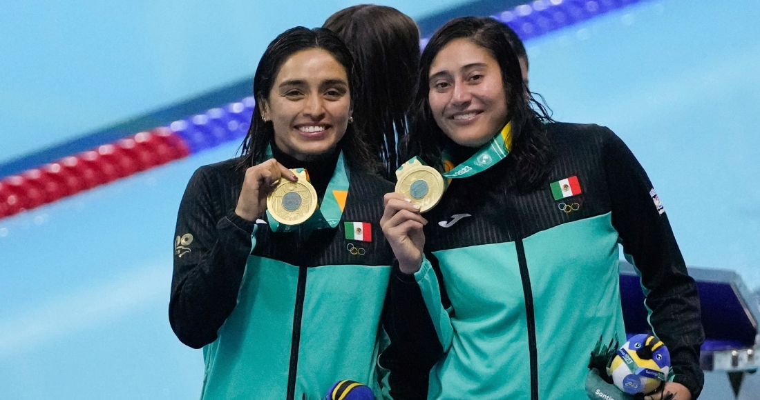 Las mexicanas Arantxa Chávez (izquierda) y Paola Pineda posan con su medalla de oro en el trampolín sincronizado de los Juegos Panamericanos en Santiago, Chile, el miércoles 25 de octubre de 2023.