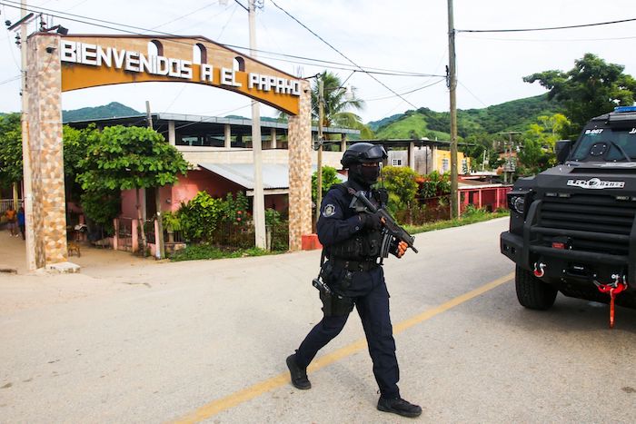 Trece policías fueron asesinados el lunes en el sur de México y dos personas más resultaron heridas en un ataque armado en el estado de Guerrero, en medio de una ola de violencia.