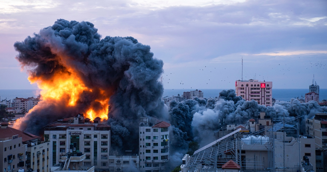 Fuego y humo se elevan tras un ataque aéreo israelí en la Franja de Gaza, el sábado 7 de octubre de 2023.