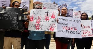 Periodistas oaxaqueños se manifestaron en la capital del Estado, para exigir justicia para Luis Martín Sánchez Iñiguez, corresponsal del periódico "La Jornada" en Nayarit, asesinado el 8 de julio. Los comunicadores pidieron alto a la violencia que incrementa día a día en el país hacia los trabajadores de los medios de comunicación.