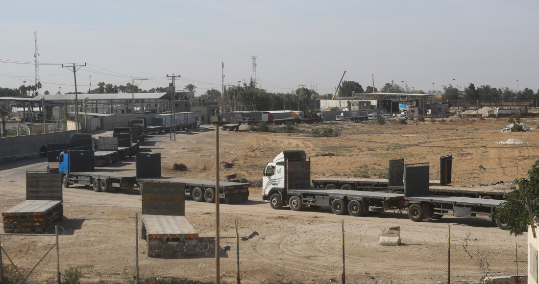 Camiones esperan en fila en la frontera entre la Franja de Gaza y Egipto para trasladar ayuda humanitaria, en Rafah, el 21 de octubre de 2023.