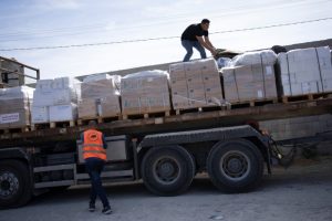 Camiones con ayuda humanitaria para la Franja de Gaza ingresan al territorio desde Egipto, en Rafah, el sábado 21 de octubre de 2023.