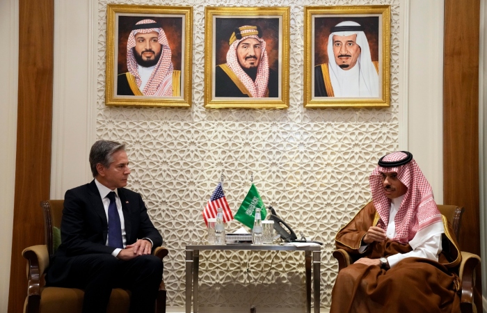 El Secretario de Estado de Estados Unidos, Antony Blinken, a la izquierda, se reúne con el Ministro saudí de Exteriores, el príncipe Faisal bin Farhan, en el Ministerio de Asuntos Exteriores en Riad, Arabia Saudí, el sábado 14 de octubre de 2023. 