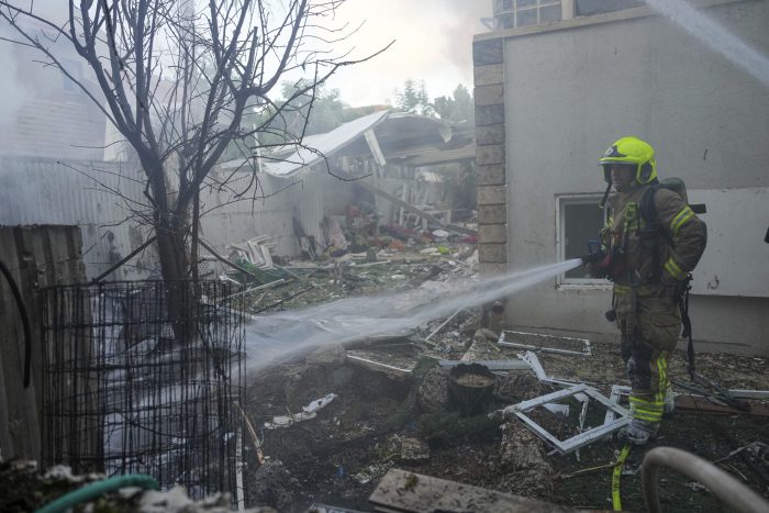 Bomberos israelíes extinguen un incendio luego de que los proyectiles disparados desde la Franja de Gaza alcanzaron una vivienda en Ashkelon, en el sur de Israel, el 7 de octubre de 2023.