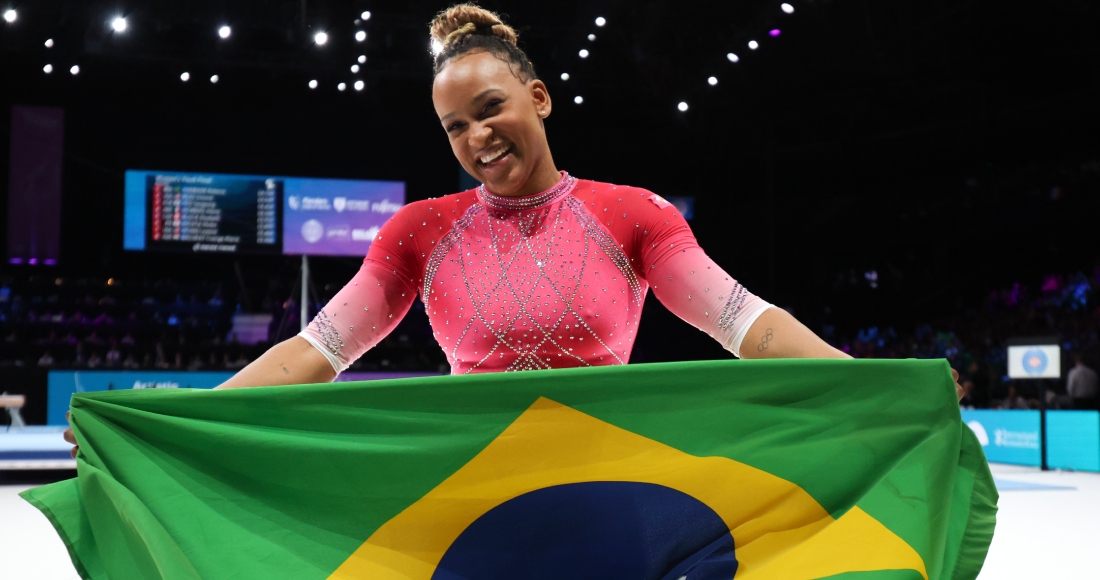 La brasileña Rebeca Andrade celebra con la bandera nacional tras ganar la medalla de oro del salto del potro en el Mundial de gimnasia artística, el sábado 7 de octubre de 2023, en Amberes. Foto: Geert vanden Wijngaert, AP