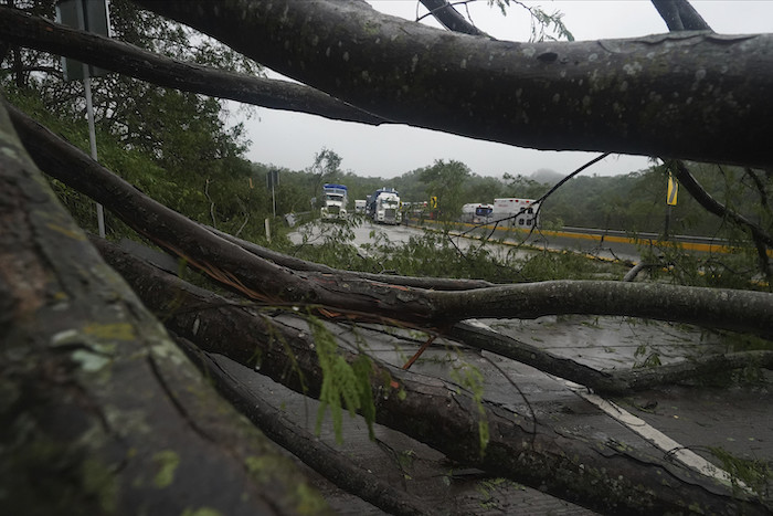 Camiones parados en una carretera bloqueada por un deslizamiento de tierra provocado por el huracán "Otis" cerca de Acapulco, México, el miércoles 25 de octubre de 2023.