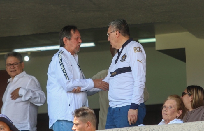 Leopoldo Silva, presidente de los Pumas, saluda a Luis Raúl González Pérez, expresidente de la CNDH, durante el partido de los Pumas contra Puebla.