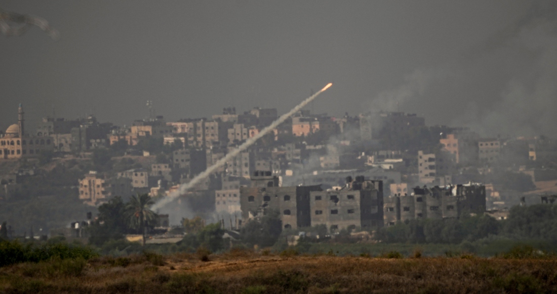 Cohetes lanzados hacia Israel desde la Franja de Gaza, visto desde el sur de Israel, el lunes 23 de octubre de 2023.