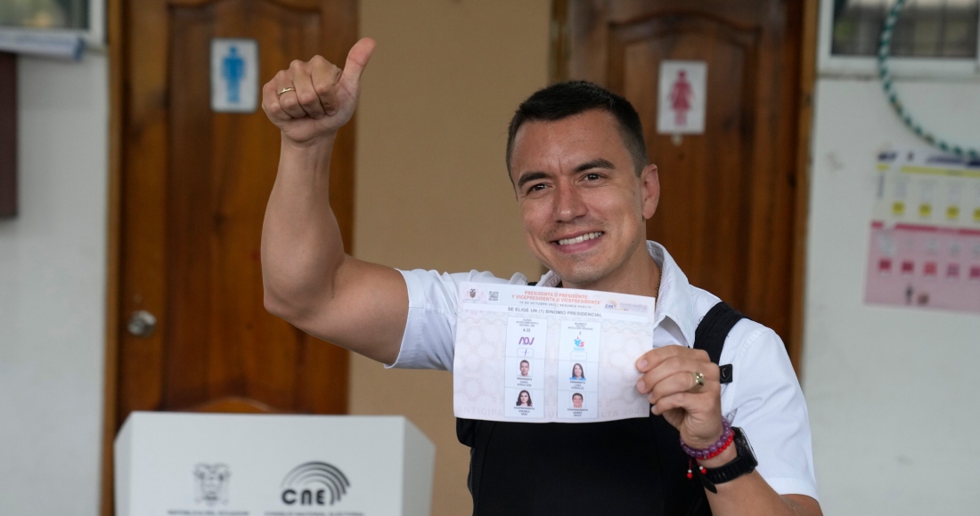 El candidato presidencial Daniel Noboa sostiene la papeleta que colocará en la urna durante la segunda vuelta electoral en Ecuador en la localidad de Olón el domingo 15 de octubre de 2023. Foto: Martín Mejía, AP