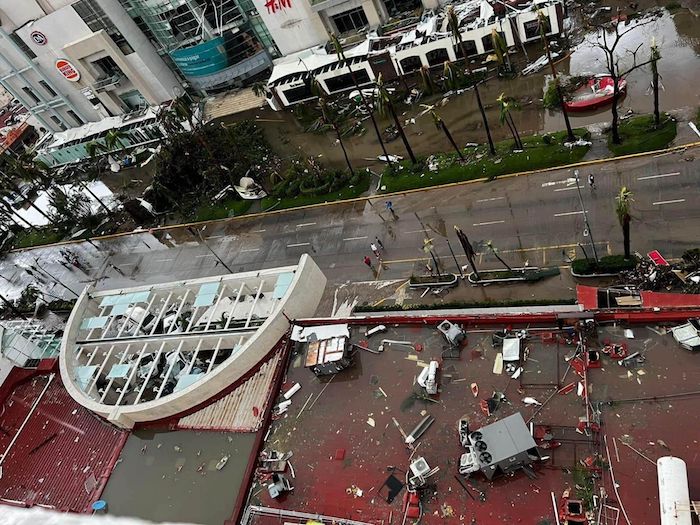 Plazas, hoteles y calles lucen destruidas tras la entrada del huracán "Otis" al puerto de Acapulco. Hasta el momento, se reporta una caída de las telecomunicaciones, así como bloqueos en las carreteras por diversos deslaves en la zona.