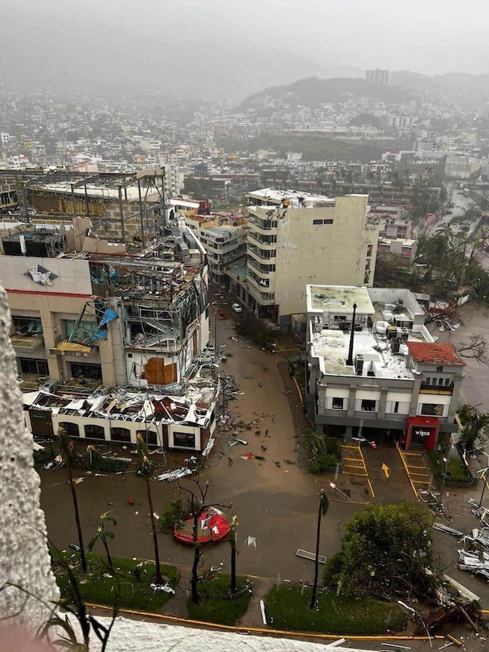 Plazas, hoteles y calles lucen destruidas tras la entrada del huracán "Otis" al puerto de Acapulco. Hasta el momento, se reporta una caída de las telecomunicaciones, así como bloqueos en las carreteras por diversos deslaves en la zona.