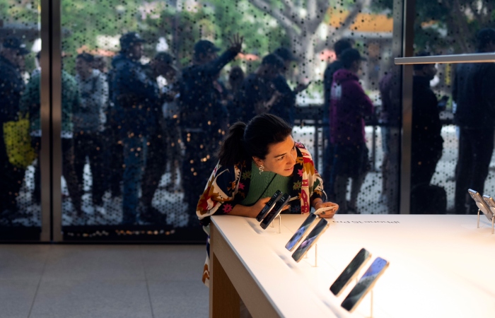 Una mujer observa el nuevo iPhone 15 en una tienda Apple en Los Ángeles, viernes 22 de setiembre de 2023. 