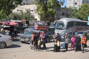 Palestinos huyen al sur de Gaza el viernes 13 de octubre de 2023, luego de que el ejército israelí emitió una orden de evacuación a una población de más de un millón de personas en el norte de la ciudad para que buscaran refugio en el sur ante una posible invasión terrestre israelí. 