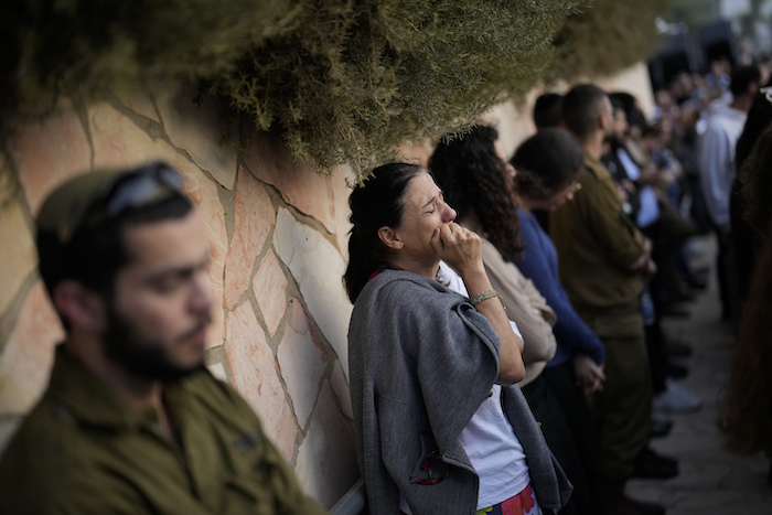 Dolientes se lamentan durante el funeral del soldado israelí Benjamin Loeb, quien también tenía nacionalidad francesa, el martes 10 de octubre de 2023, en Jerusalén. Loeb murió el sábado cuando miembros de Hamás llevaron a cabo un ataque sin precedentes contra distintos puntos de Israel.