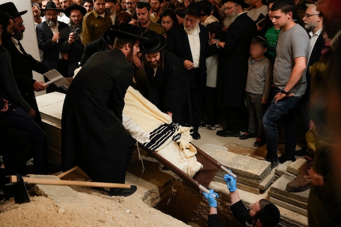 Dolientes se reúnen mientras es enterrado el cuerpo del soldado israelí Benjamin Loeb, quien también tenía nacionalidad francesa, durante su funeral, el martes 10 de octubre de 2023, en Jerusalén. Loeb murió el sábado después de que combatientes de Hamas en la Franja de Gaza llevaron a cabo una incursión sin precedentes en distintos puntos de Israel.