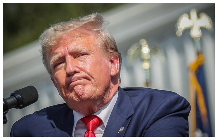 El expresidente Donald Trump hace una pausa antes de concluir sus declaraciones en un mitin el 25 de septiembre de 2023, en Summerville, Carolina del Sur.