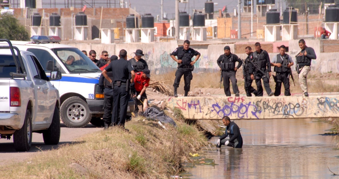 Recuperación de un cuerpo tirado en un canal. Esta situación también se presenta en carreteras y parajes naturales que se han convertido en "tiraderos de cadáveres", en Durango. Imagen ilustrativa.