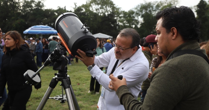 Capitalinos acuden a las islas de Ciudad Universitaria donde se realizan actividades para la observación del eclipse anular de Sol en 2023. Fenómeno cósmico en el que la Luna proyecta una sombra sobre el planeta tierra. Foto: Edgar Negrete Lira, Cuartoscuro