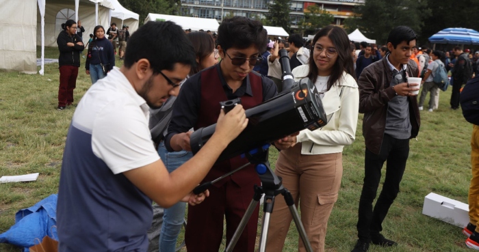 Capitalinos acuden a las islas de Ciudad Universitaria donde se realizan actividades para la observación del eclipse anular de sol. Fenómeno cósmico en el que la Luna proyecta una sombra sobre el planeta tierra. Foto: Edgar Negrete Lira, Cuartoscuro