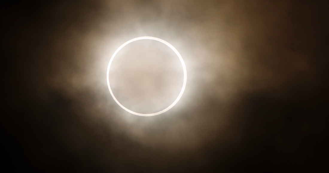 Un eclipse anular solar es visto desde un parque en Yokohama, Japón, cerca de Tokio, el lunes 21 de mayo de 2012. Foto: Shuji Kajiyama, Archivo, AP