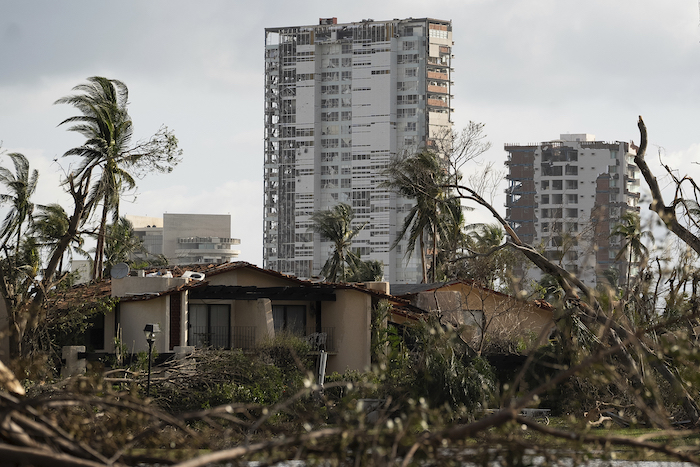 Edificios rodeados de escombros tras el paso del devastador huracán "Otis", de categoría 5, en Acapulco, México, el viernes 27 de octubre de 2023.