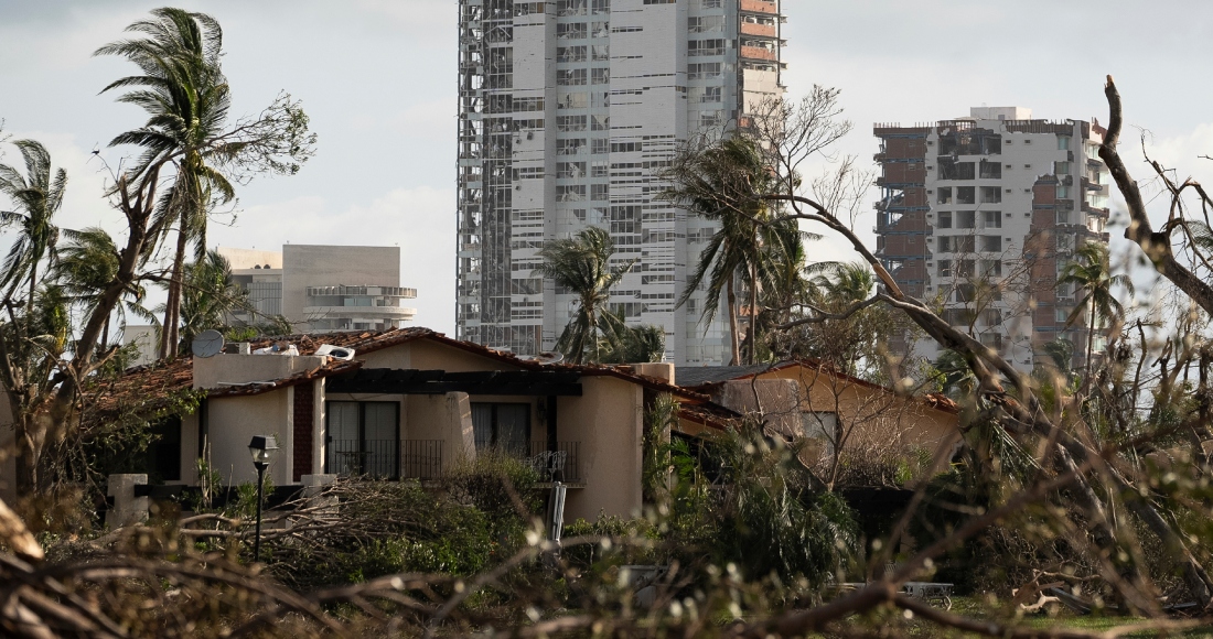 Edificios rodeados de escombros tras el paso del devastador huracán "Otis", de categoría 5, en Acapulco, México, el viernes 27 de octubre de 2023.