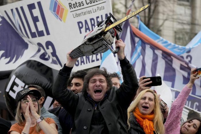 El aspirante presidencial de la coalición La Libertad Avanza, Javier Milei, blande una motosierra durante un mitin en La Plata, Argentina, el martes 12 de septiembre de 2023.