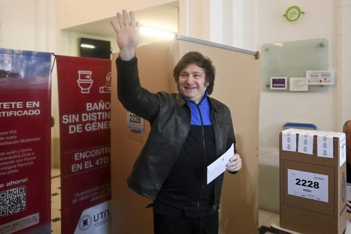 El candidato presidencial Javier Milei saluda mientras se prepara para emitir su voto durante las elecciones generales en Buenos Aires, Argentina, el domingo 22 de octubre de 2023.