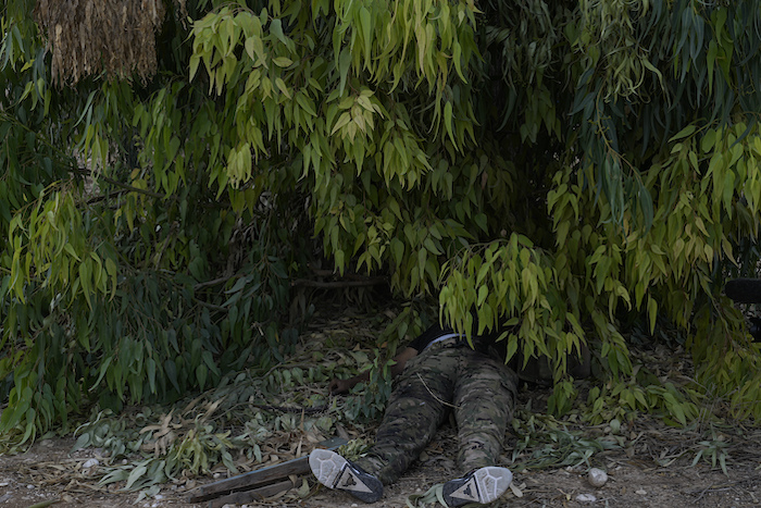 El cuerpo de un combatiente de Hamás yace en el kibbutz de Kfar Aza el martes 10 de octubre de 2023. Combatientes de Hamás incursionaron el sábado en el kibbutz, donde mataron y secuestraron a muchos israelíes.