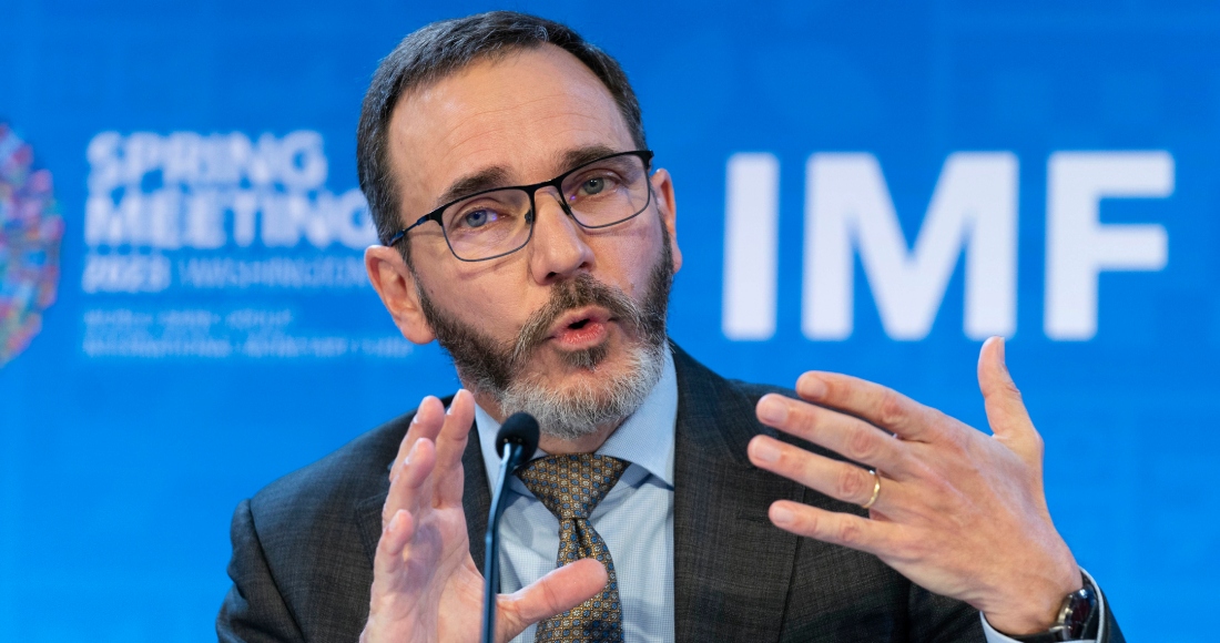 El director del departamento de investigación del Fondo Monetario Internacional, Pierre-Olivier Gourinchas, habla en una conferencia de prensa durante la reunión de primavera del Banco Mundial y el FMI en la sede del FMI en Washington, el 11 de abril de 2023.