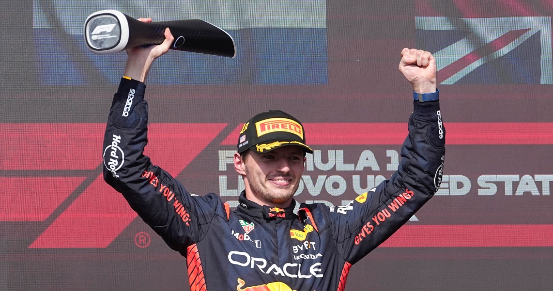 El holandes Max Verstappen, de Red Bull celebra en el podio luego de ganar el Gran Premio de Estados Unidos en el Circuito de las Américas, en Austin, Texas, el domingo 22 de octubre de 2023.