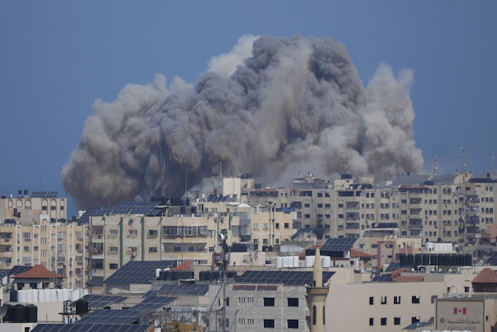 El humo se eleva tras un ataque aéreo israelí en la ciudad de Gaza, el jueves 12 de octubre de 2023.