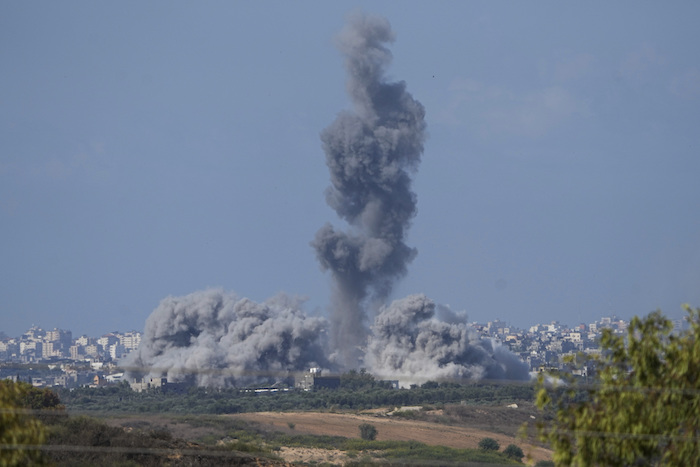 El humo se eleva tras un ataque aéreo israelí sobre la Franja de Gaza, vista desde el sur de Israel, el domingo 15 de octubre de 2023.