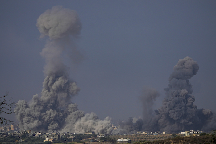 El humo se eleva tras un ataque israelí en la Franja de Gaza, vista desde el sur de Israel, el lunes 23 de octubre de 2023.