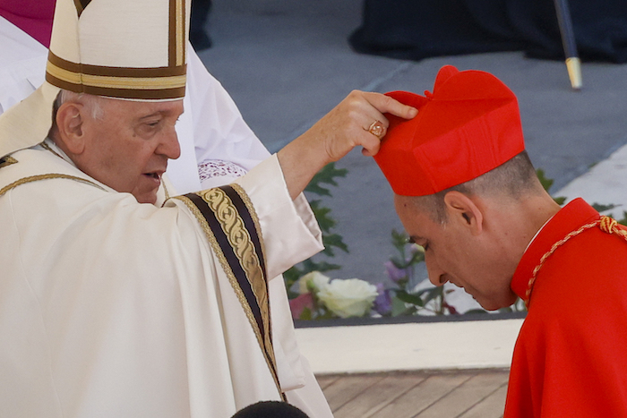 El Papa Francisco designa cardenal al arzobispo argentino Víctor Manuel Fernández, actual prefecto del Dicasterio para la Doctrina de la Fe, en una ceremonia en la Plaza de San Pedro en el Vaticano, el 30 de septiembre de 2023.