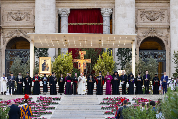 El Papa Francisco se ve de pie con otros líderes de la iglesia ante una réplica del icono "Maria Salus populi romani", o "Nuestra Señora de las Nieves", y el crucifijo de San Damián y bendice a los participantes en una vigilia antes del sínodo de obispos en la plaza de San Pedro del Vaticano, el sábado 30 de septiembre de 2023.