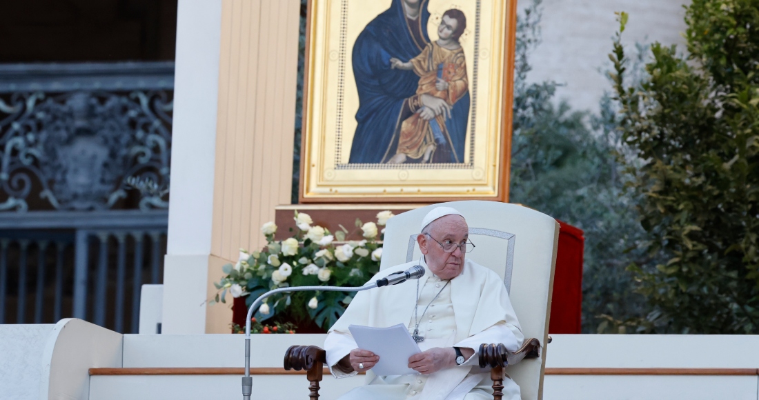 El Papa Francisco, sentado ante una réplica del icono "Maria Salus populi romani", o "Nuestra señora de las nieves", guía a los asistentes en una plegaria por el sínodo de obispos con líderes de la iglesia en la plaza de San Pedro del Vaticano, el sábado 30 de septiembre de 2023, tres días antes de la apertura inicial de la XVI Asamblea del Sínodo de Obispos el 4 de octubre.