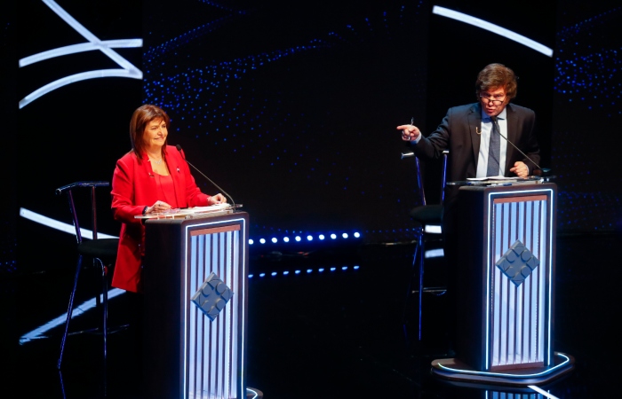 El candidato presidencial de la coalición Libertad Avanza, Javier Milei, a la derecha, se dirige a su rival Patricia Bullrich, de Juntos por el Cambio, durante un debate el domingo 8 de octubre de 2023, en Buenos Aires.