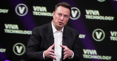 Elon Musk, propietario de Twitter, Tesla y SpaceX, habla en la feria Vivatech del 16 de junio de 2023 en París.