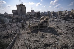 Escombros en un vecindario en la ciudad de Gaza que fue objeto de un ataque aéreo israelí, el martes 10 de octubre de 2023. Israel ha lanzado intensos ataques aéreos contra Gaza después de que el grupo islamista que gobierna el territorio llevó a cabo una ofensiva sin precedentes contra Israel el sábado, la cual dejó más de mil muertos y varios secuestrados. Cientos de palestinos han perdido la vida por los ataques aéreos de Israel.