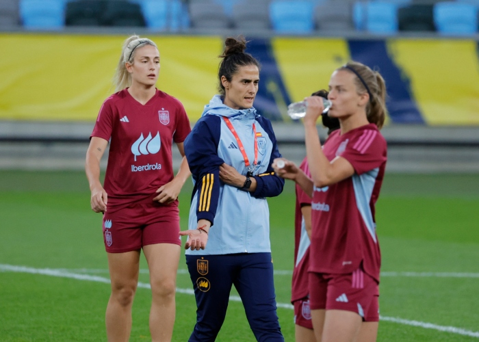 Montse Tomé (centro), la entrenadora de la selección de España, lidera un entrenamiento en Gotemburgo, Suecia, el jueves 21 de septiembre de 2023. 