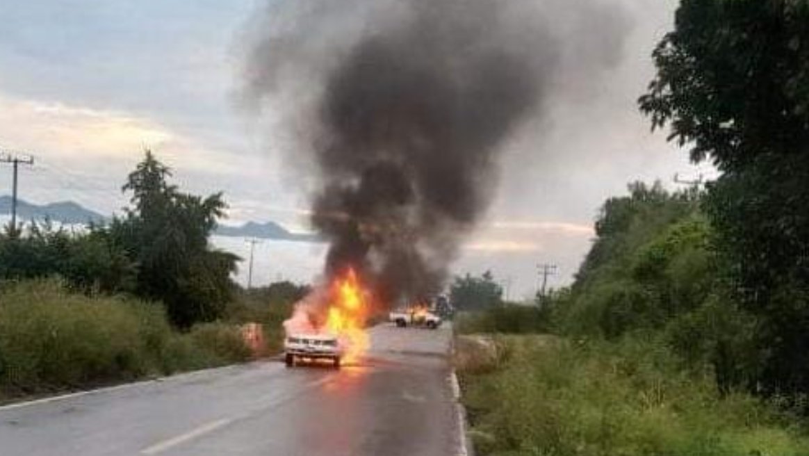 Violencia en localidades de Buenavista, Michoacán: balaceras entre grupos delincuenciales en la localidad de División del Norte, sobre la carretera de Apatzingán-Aguililla. Foto: Twitter @FAFierroP