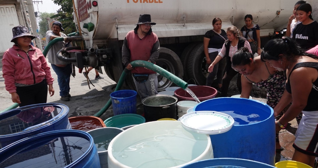 Familias de diferentes predios de Iztapalapa llenan botes y tambos de agua, la cual es suministrada por pipas que acuden una vez por semana, debido a los niveles bajos del Sistema Cutzamala.